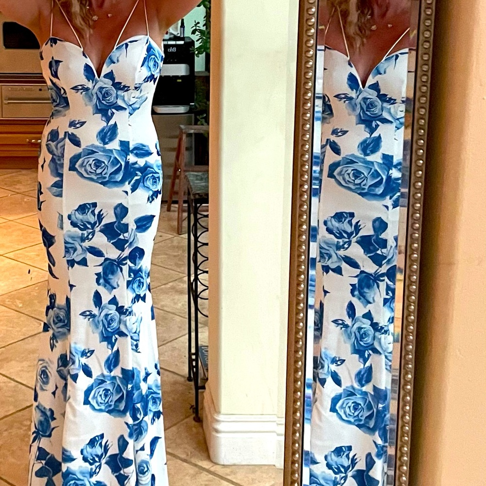 Meghan LA Dress, gown, White and Blue Floral NWOT Size Small